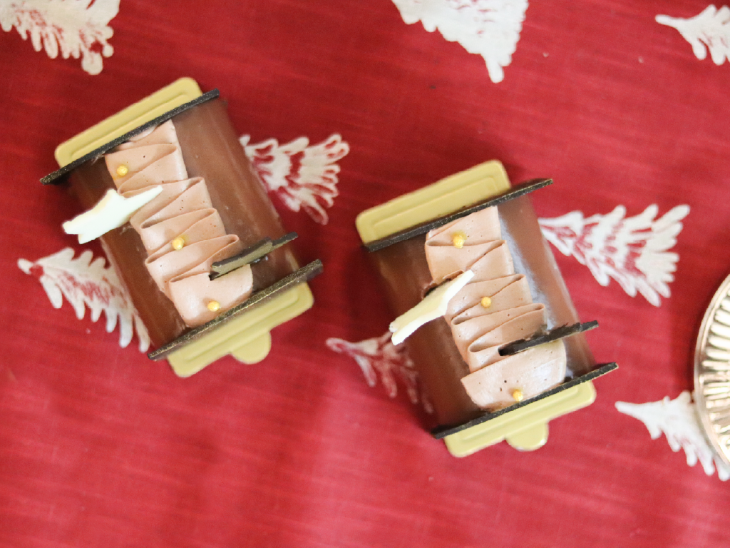 Chocolate Yule Log Pastry 🟡